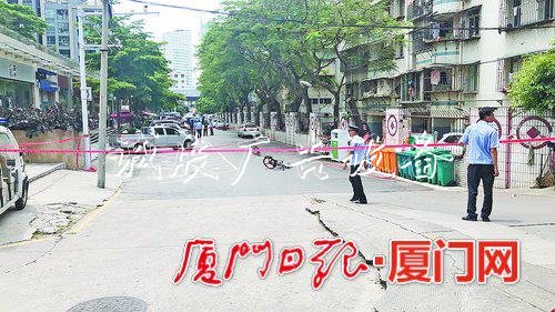 垃圾桶內(nèi)裝有爆炸物？不銹鋼宣傳欄 廈門警方：系煙花爆竹已處理