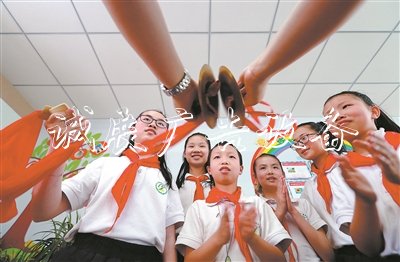 為了讓無(wú)錫市廣新小學(xué)隨班就讀學(xué)生能夠自信地融入校園群體，梁溪區(qū)特教指導(dǎo)中心資源教師組建了融合表演小隊(duì)。這是教師在指導(dǎo)學(xué)生排練三句半《夸夸咱資源中心》。