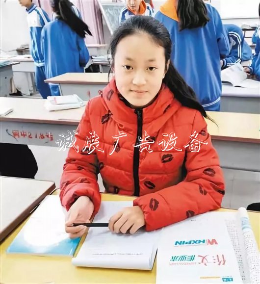 倆女孩上學(xué)途中做了件“路牌小事”，“驚動(dòng)”了全校……