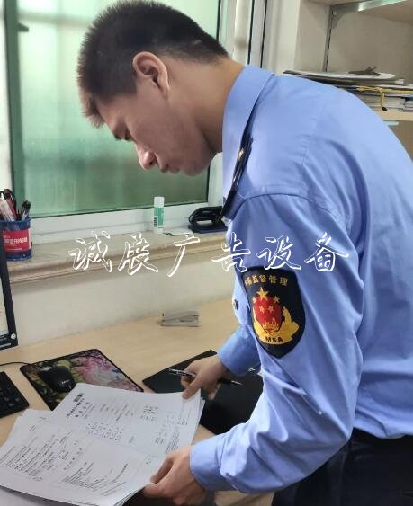 上海市奉賢區(qū)的加油站指路牌燈箱計量到底準(zhǔn)不準(zhǔn)？抽查結(jié)