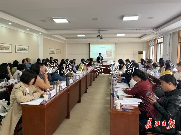 全國(guó)罕見(jiàn)！武漢37所大閱報(bào)欄燈箱學(xué)和中學(xué)的老師一起備思政