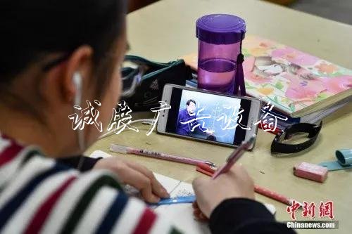 學(xué)校減負致輔導(dǎo)班搶宣傳欄位：家長真的“瘋了”？