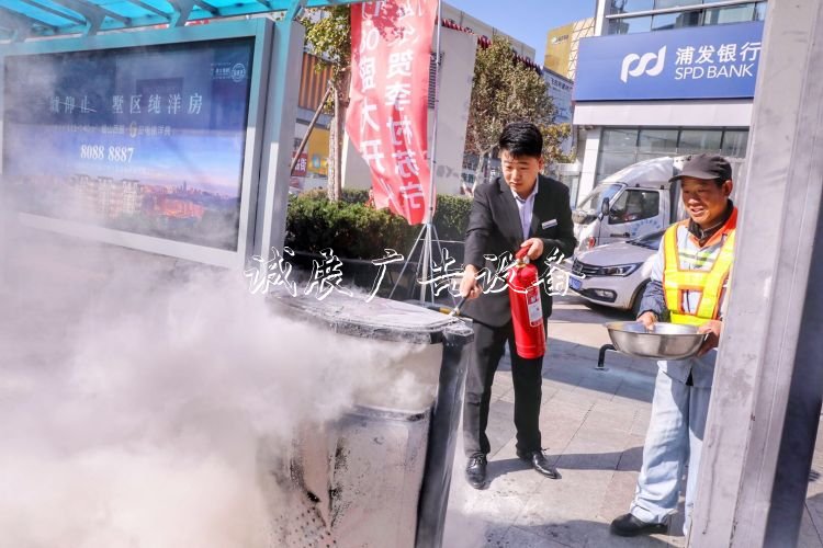 煙頭又惹禍垃圾桶起火分類垃圾亭！市民環(huán)衛(wèi)齊心兩分鐘化險(xiǎn)