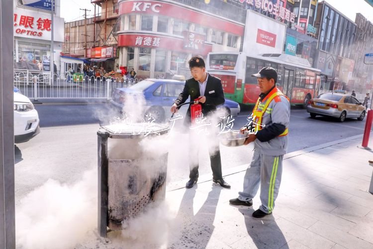 煙頭又惹禍垃圾桶起火分類垃圾亭！市民環(huán)衛(wèi)齊心兩分鐘化險(xiǎn)
