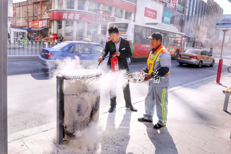 煙頭又惹禍垃圾桶起火分類垃圾亭！市民環(huán)衛(wèi)齊心兩分鐘化險(xiǎn)