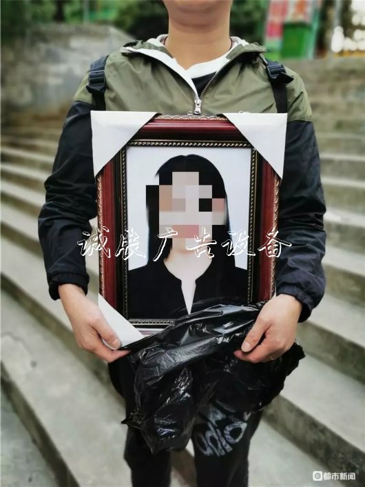 女孩拍寫真后自殺 家戶外廣告燈箱屬在其房間意外發(fā)現(xiàn)性感內