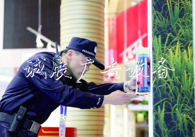 開(kāi)幕前巡館：每個(gè)展位分類垃圾亭的垃圾桶都在巡查范圍內(nèi)