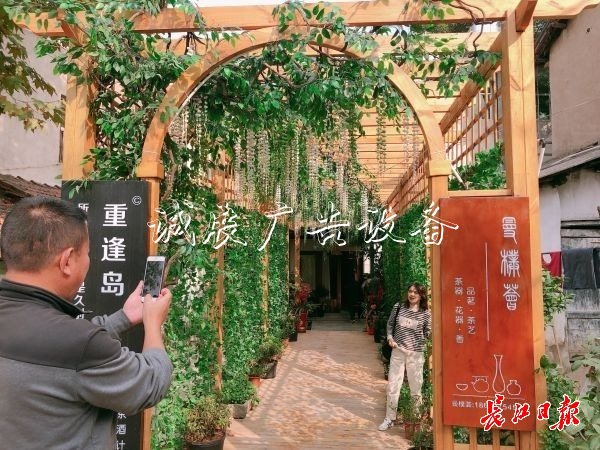 “手機(jī)內(nèi)存不夠用了”指路牌，他們用鏡頭點贊東湖文
