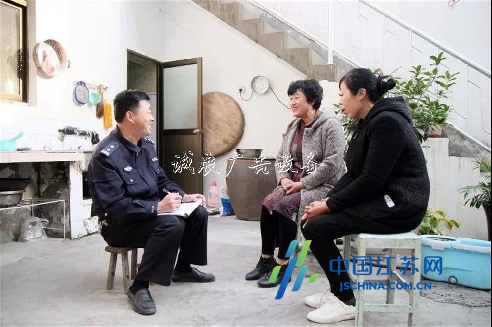 連云港海州社區(qū)民警戴垃圾分類亭冠東：扎根基層12年，群眾