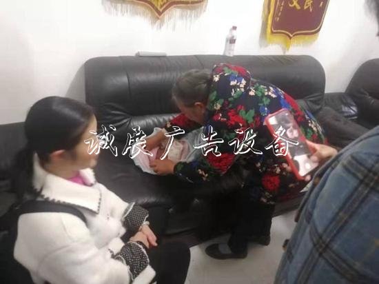 雷波縣發(fā)現(xiàn)一名疑似女學校宣傳欄棄嬰 發(fā)現(xiàn)時已被凍得發(fā)紫