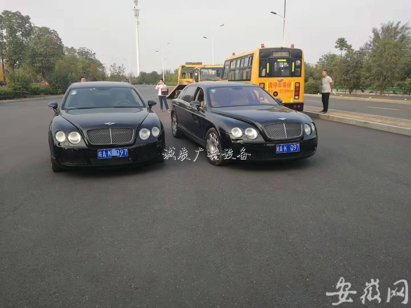“孿生”賓利同時(shí)跑大街廣告垃圾箱上 合肥交警查處多起豪車(chē)違法