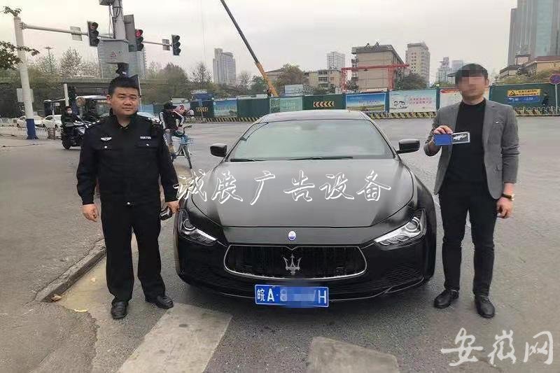 “孿生”賓利同時(shí)跑大街廣告垃圾箱上 合肥交警查處多起豪車(chē)違法