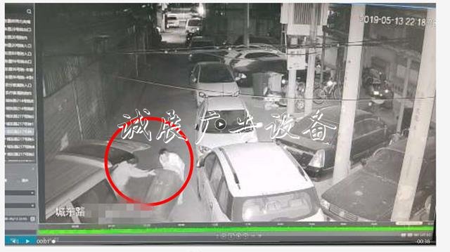 忍住 別笑！鄭州男子伙廣告燈箱多少錢一個(gè)同小舅子一連偷了14個(gè)垃圾桶