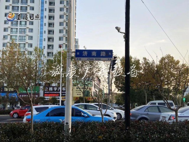 咋回事？濟(jì)南路這文化宣傳欄個(gè)路牌“東西不分”！