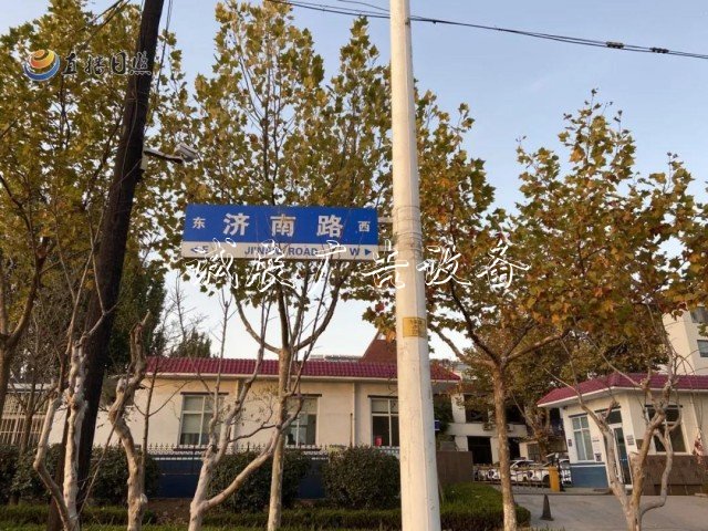 咋回事？濟(jì)南路這文化宣傳欄個(gè)路牌“東西不分”！
