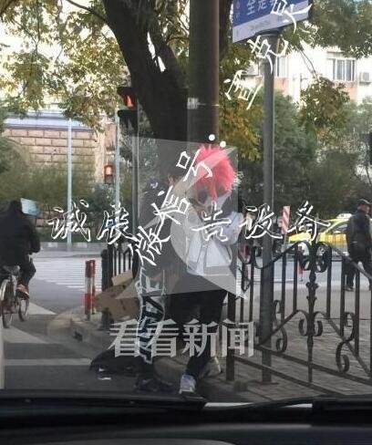 上?，F(xiàn)全是套路路戶外滾動(dòng)燈箱牌 擅自改動(dòng)涉嫌違法