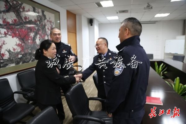 “板姐”為武漢交通垃圾收集亭獻(xiàn)計(jì)，交警現(xiàn)場調(diào)研解決