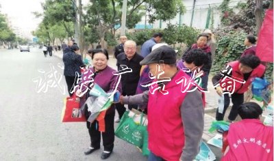 志愿者正在給市民分發(fā)垃圾分類宣傳彩頁(yè) 志愿者正在給市民分發(fā)垃圾分類宣傳彩頁(yè)