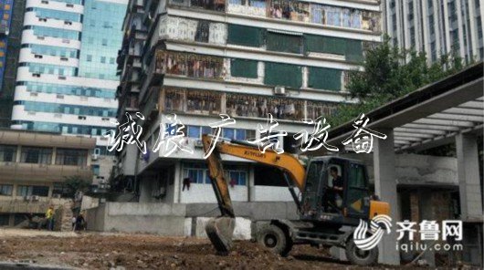 （居民樓下便是正在施工的工地，而周圍都是這樣的在建大樓）