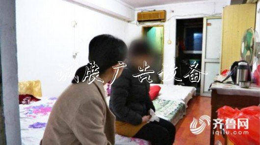 （莊女士的臨時住處，三張床鋪，一張桌子、一個衣柜、一張椅子基本占滿了房間）