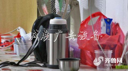 （莊女士因為過度傷心，這幾天來基本不進食，餓了也只是吃兩口面包和泡面，記者為其買來牛奶水果等）
