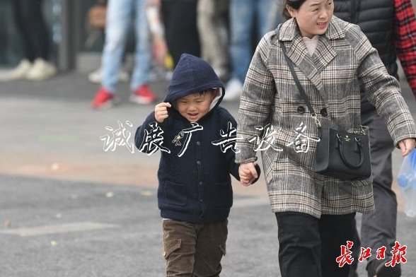 武漢“大雪”不落雪，宣傳欄廠家周末早晚冷冰冰白天漸升