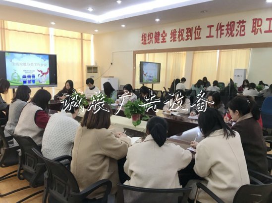 陽澄湖鎮(zhèn)湘城中心幼兒指路牌燈箱園開展“大手拉小手，環(huán)