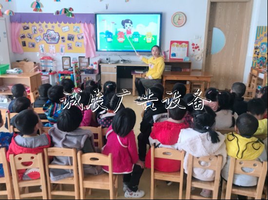 陽澄湖鎮(zhèn)湘城中心幼兒指路牌燈箱園開展“大手拉小手，環(huán)