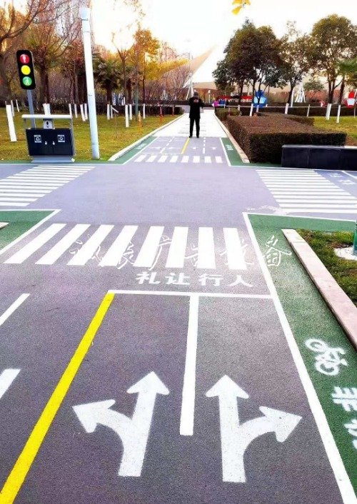 好玩還長(zhǎng)知識(shí)！寶雞首個(gè)滾動(dòng)廣告燈箱“交通安全文化主題公園”開園