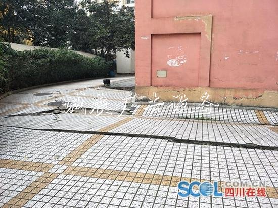 成都青羊區(qū)金沙歲月戶外滾動燈箱小區(qū)地基沉降？記者調(diào)查