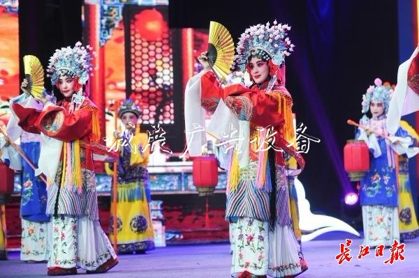 武漢50所中小學(xué)獲評戶外滾動燈箱“戲曲進校園”示范學(xué)校
