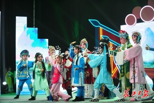 武漢50所中小學(xué)獲評戶外滾動燈箱“戲曲進校園”示范學(xué)校