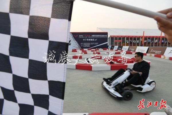 開(kāi)賽車(chē)到底滾動(dòng)廣告燈箱是啥感覺(jué)
