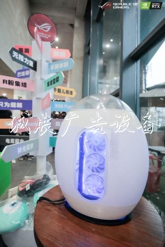 ROG DAY粉絲嘉年華 華滾動燈箱碩電競主板新品齊亮相