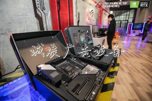 ROG DAY粉絲嘉年華 華滾動燈箱碩電競主板新品齊亮相
