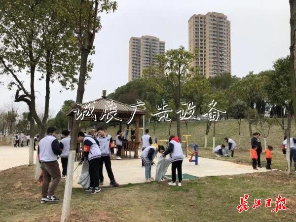 為老人梳頭、剪指甲…廣告垃圾箱…農(nóng)村高中生這樣上美育