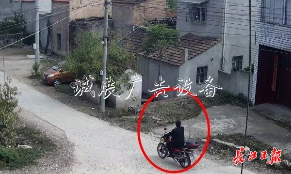 男子一天之內(nèi)連偷8家宣傳欄燈箱，民警怒了：不抓到你就不