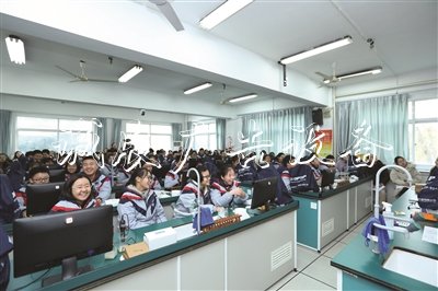 教得活、學得嗨滾動式燈箱 金中“生命課堂”獲贊