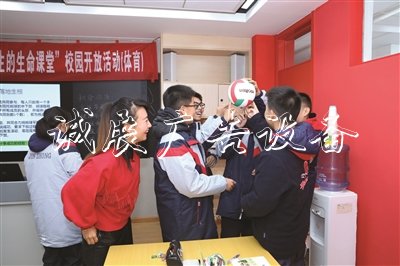 教得活、學得嗨滾動式燈箱 金中“生命課堂”獲贊
