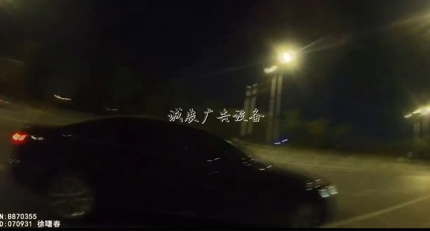 狠！男子遇查酒駕 大滾動廣告燈箱冬天竟棄車逃竄跳入水塘里