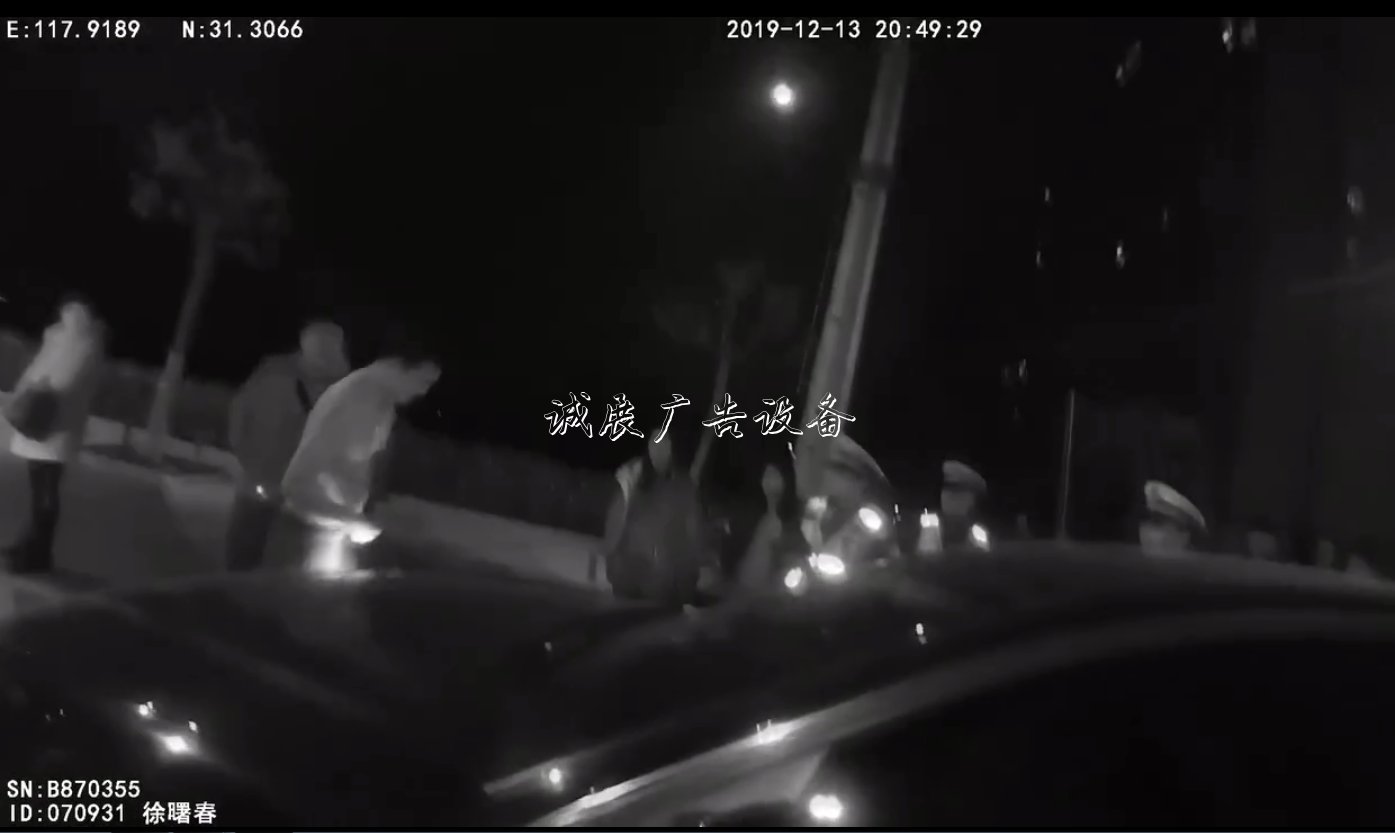 狠！男子遇查酒駕 大滾動廣告燈箱冬天竟棄車逃竄跳入水塘里