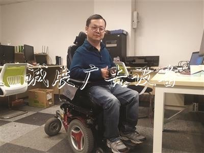 李麟青在自己的工作室內(nèi)工作。