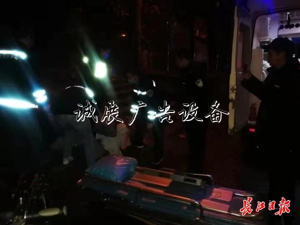 凌晨，男子街頭喊救宣傳欄燈箱命，民警及時處置救一命