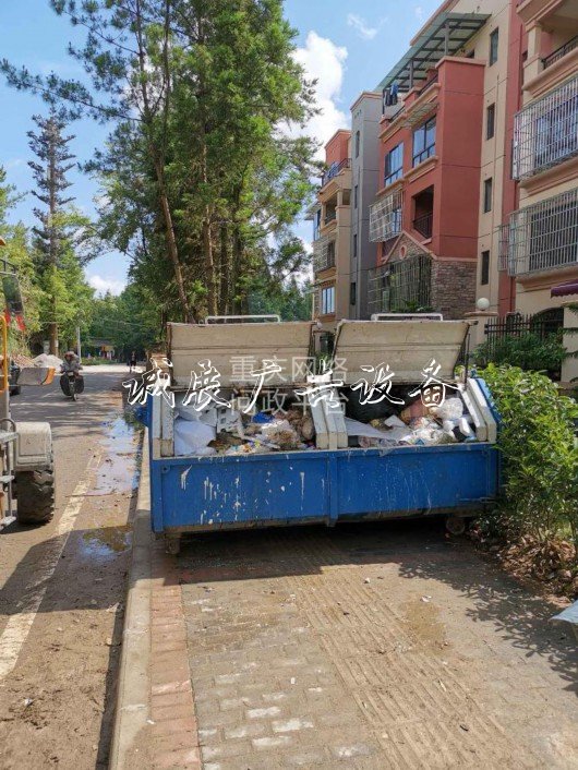 石柱黃水鎮(zhèn)旅游避暑圣路燈燈箱地，為何垃圾箱肆意亂放