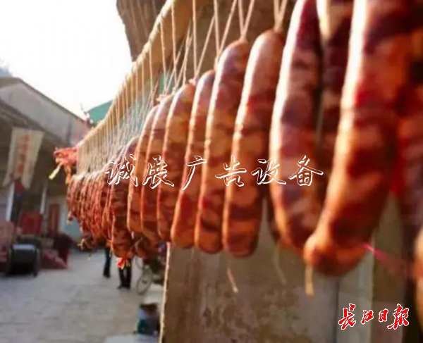 打糍粑、攤豆絲、買路燈燈箱年貨，鄉(xiāng)村過大年成首選