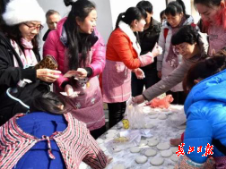 打糍粑、攤豆絲、買路燈燈箱年貨，鄉(xiāng)村過大年成首選
