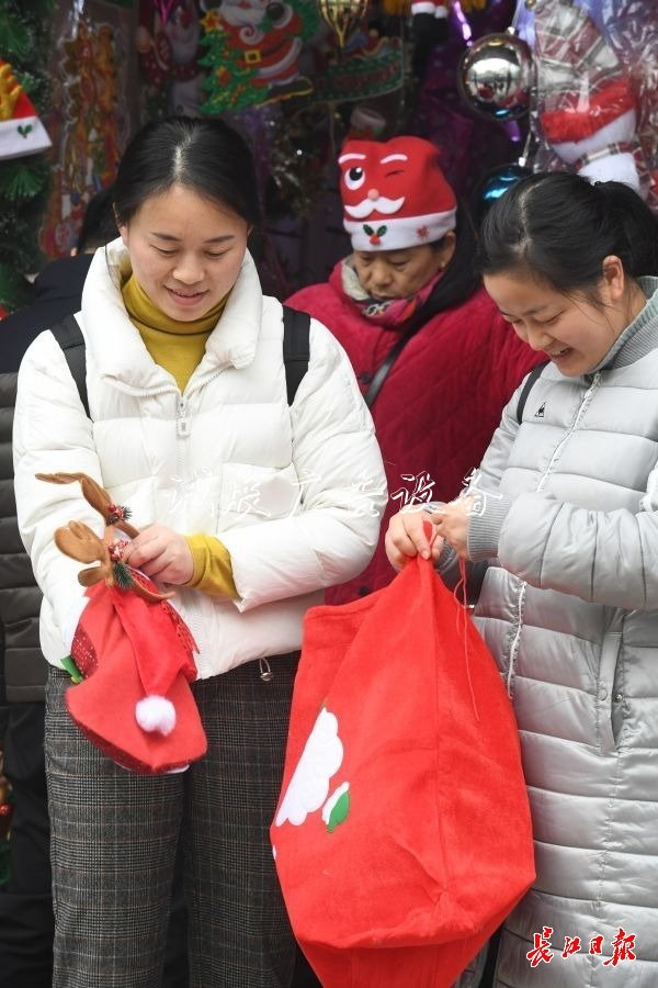 元旦臨近，節(jié)日太陽能垃圾桶飾品很“紅火”