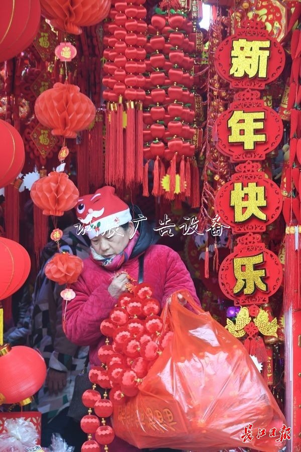 元旦臨近，節(jié)日太陽能垃圾桶飾品很“紅火”