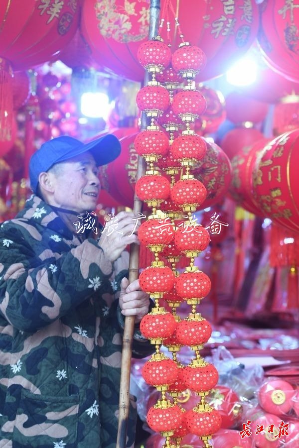 元旦臨近，節(jié)日太陽能垃圾桶飾品很“紅火”