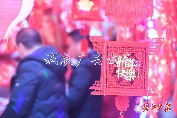 元旦臨近，節(jié)日太陽能垃圾桶飾品很“紅火”